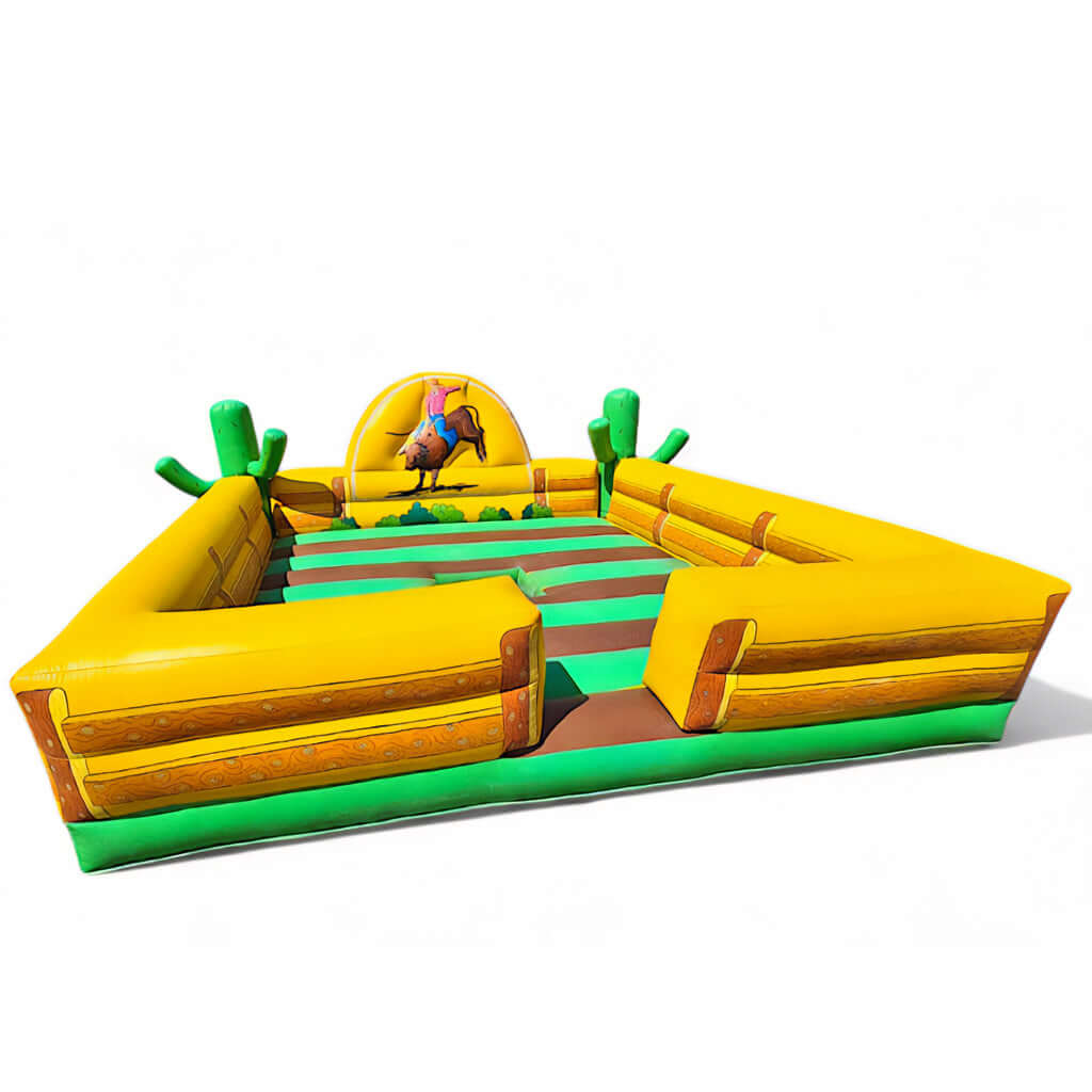 Aufblasbares Rodeo Bullriding Fallkissen im Western-Design mit Holzoptik und Kaktus-Dekoration