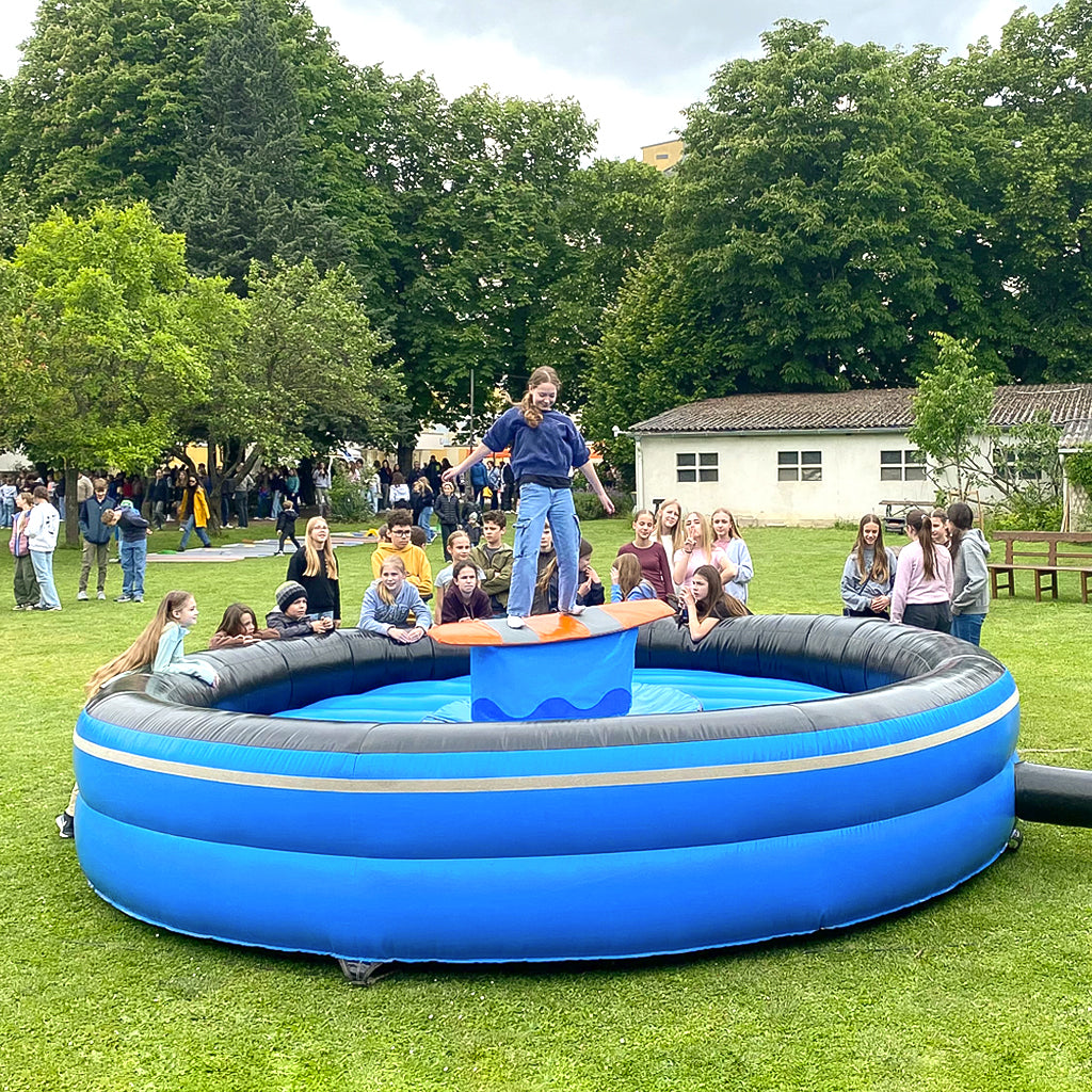 Rundes blaues Fallbecken für Surfsimulator in der Miete.