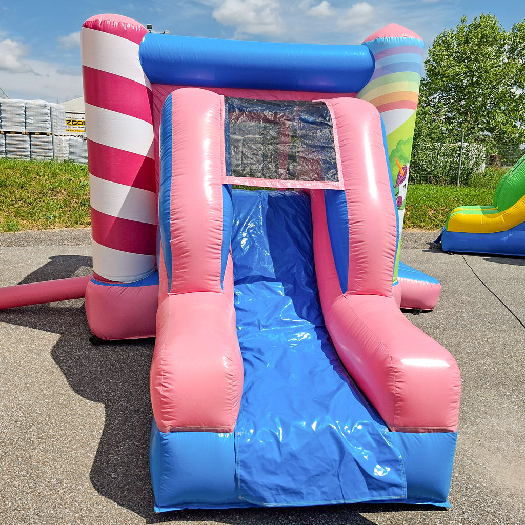 Die aufblasbare Rutsche der Hüpfbox Einhorn Hüpfburg