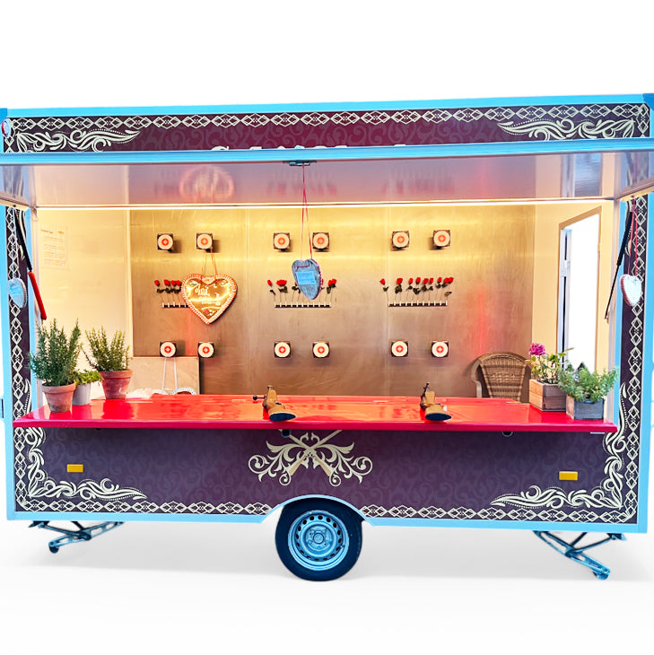 Schießbude mit stilvollem Design und Lebkuchenherzen.