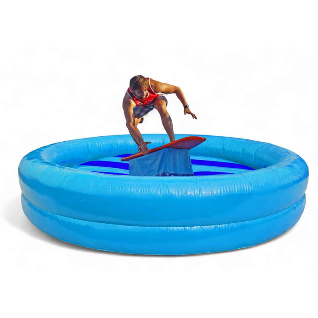 Surf Simulator Komplettanlage mit rundem blauen Fallkissen und surfendem Teilnehmer