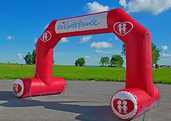 Aufblasbare Form in der Farbe rot und mit einem Werbebanner.  Torbogen aufblasbar kaufen - Werbebogen - Zielbogen Aufblasbare Form in der Farbe rot und mit einem Werbebanner.  Torbogen aufblasbar kaufen - Werbebogen - Zielbogen