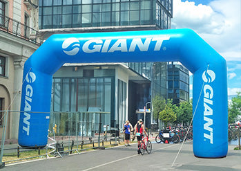 Blauer Torbogen mit bedruckter Werbung steht auf einer Straße.Torbogen aufblasbar kaufen - Werbebogen - Zielbogen Blauer Torbogen mit bedruckter Werbung steht auf einer Straße.Torbogen aufblasbar kaufen - Werbebogen - Zielbogen