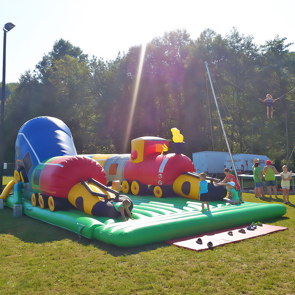 Ein Tunnelspielgerät wie ein Zug, mit spielenden Kindern.
