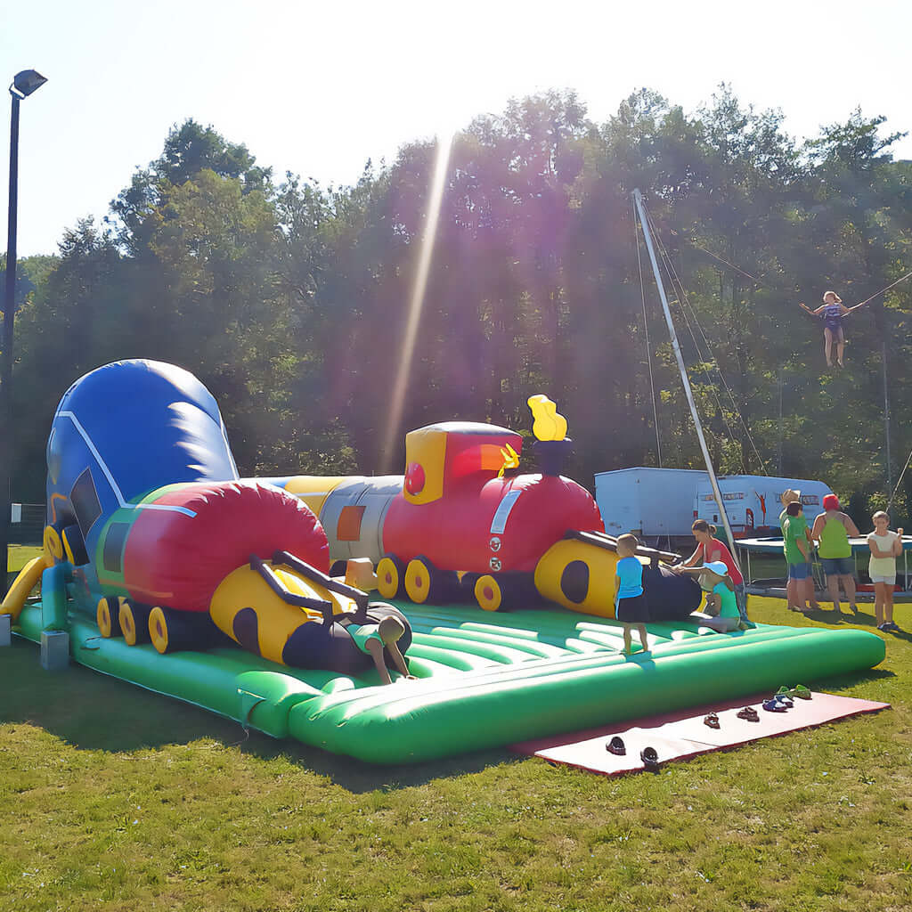 Große aufblasbare Eisenbahn-Hüpfburg mit Tunnel und Rutsche - ideales Highlight für Events, Stadtfeste und Outdoor-Abenteuer mit Kindern.