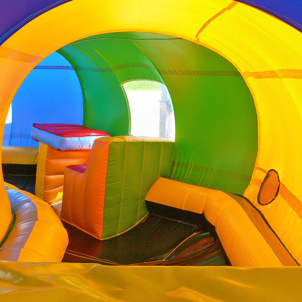 Innenansicht eines aufblasbaren Spieltunnels mit bunten Elementen zum Klettern und Entdecken - perfekt für spannende Abenteuer.