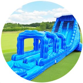 Große blaue Wasserhüpfburg mit langer Rutsche, ideal zum Kaufen für Sommer-Events.