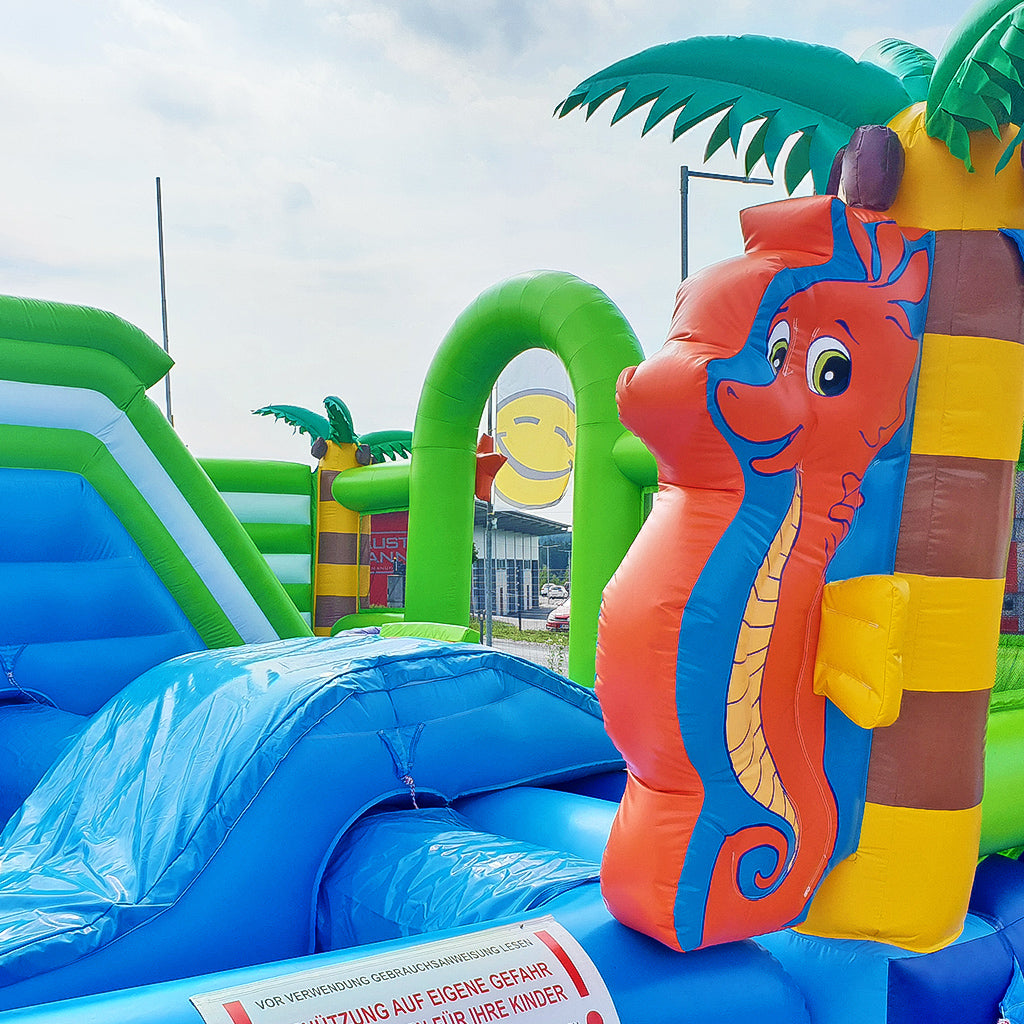Wasserhüpfburg Dschungel – Der spritzige Wasserspaß für kleine Abenteurer - Aufblasbare Werbung | Werbeträger | Inflatables online kaufen! Wasserhüpfburg Dschungel – Der spritzige Wasserspaß für kleine Abenteurer - Aufblasbare Werbung | Werbeträger | Inflatables online kaufen!