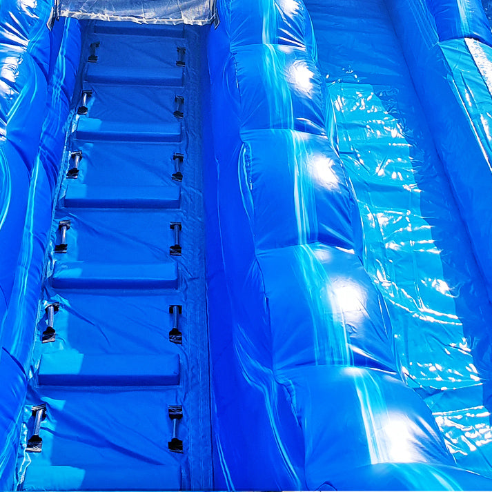 Ein Leiter und eine Rutsche.