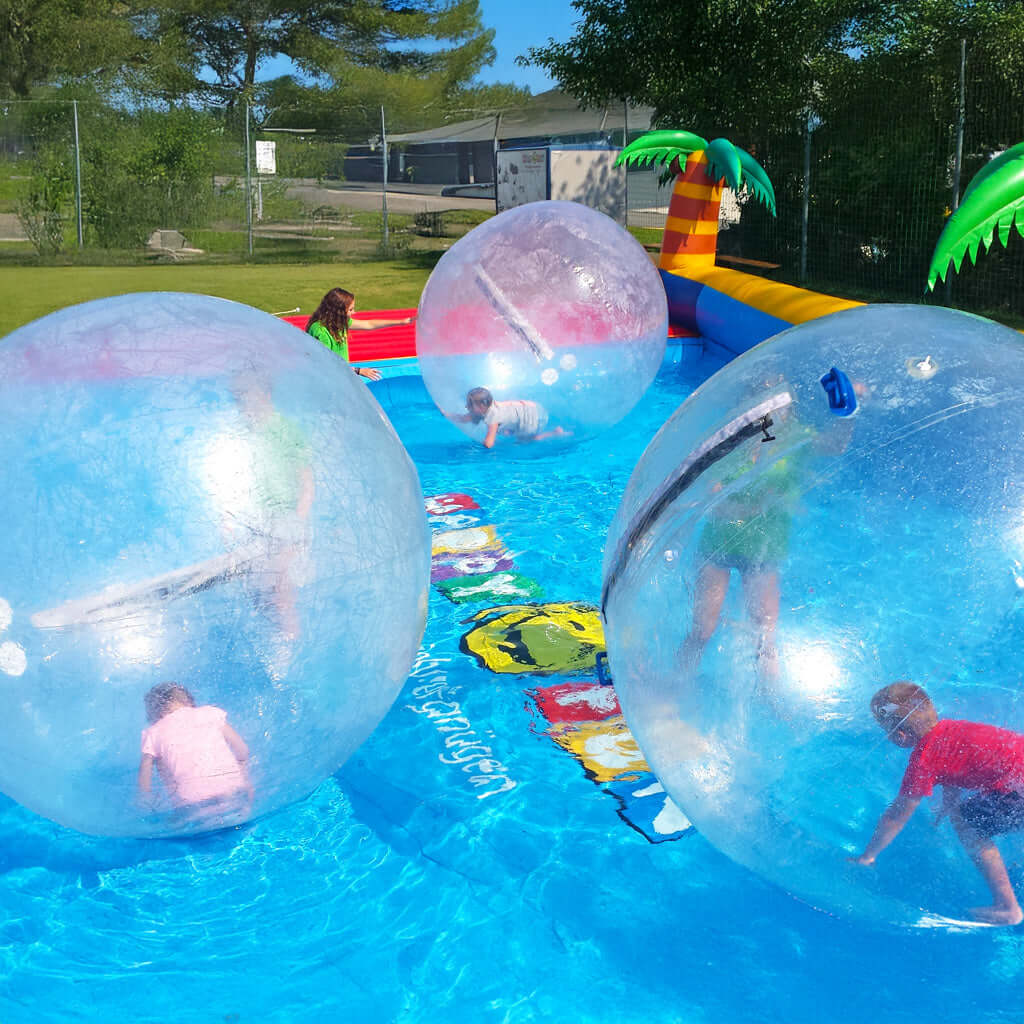 Water Run Bälle in einem XXL großen Wasserbecken mit Kindern.