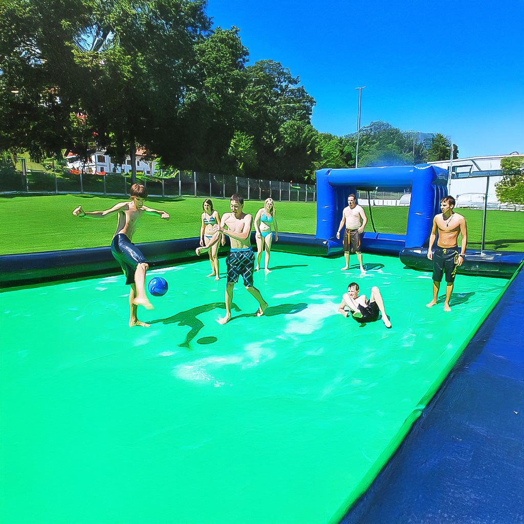 Kinder beim Fußball spielen im Water Soccer ohne einem aufblasbaren Boden.