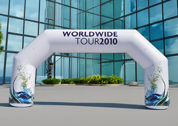 Werbebogen in der Farbe weiß steht vor einen Glasgebäude.  Torbogen aufblasbar kaufen - Werbebogen - Zielbogen Werbebogen in der Farbe weiß steht vor einen Glasgebäude.  Torbogen aufblasbar kaufen - Werbebogen - Zielbogen