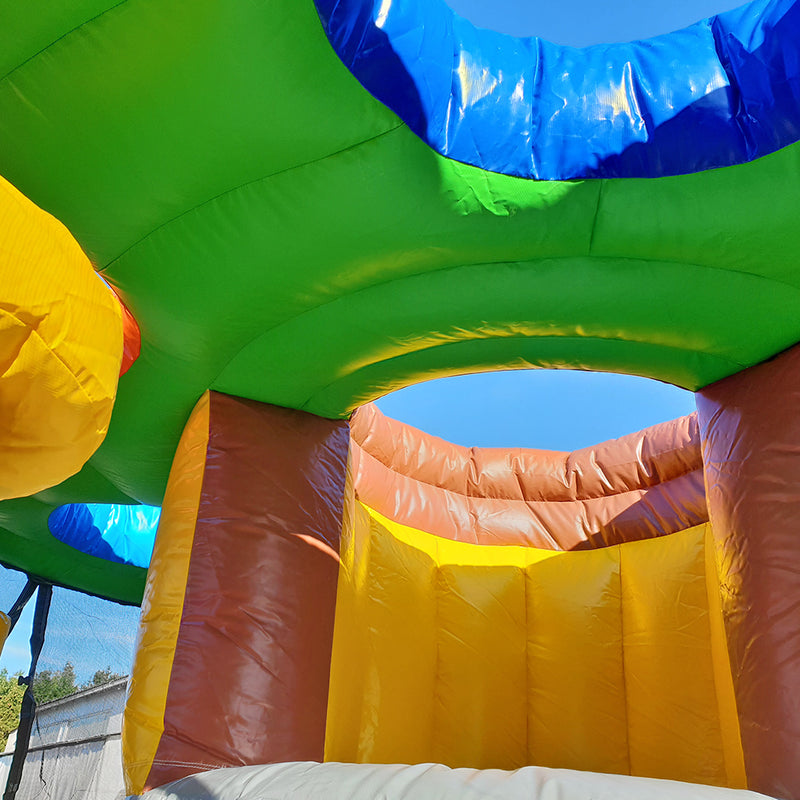 Eine konstuktion einer aufblasbaren Hüpfburg mit den Farben braun, gelb, grün und blau.
