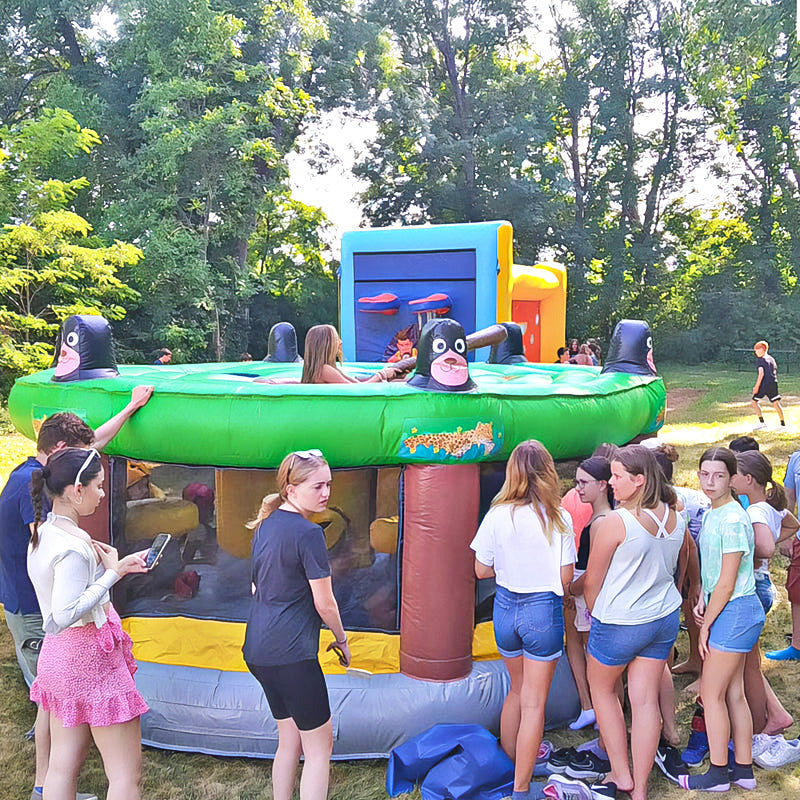 Viele Kinder spielen den Klassiker Whac a mole.