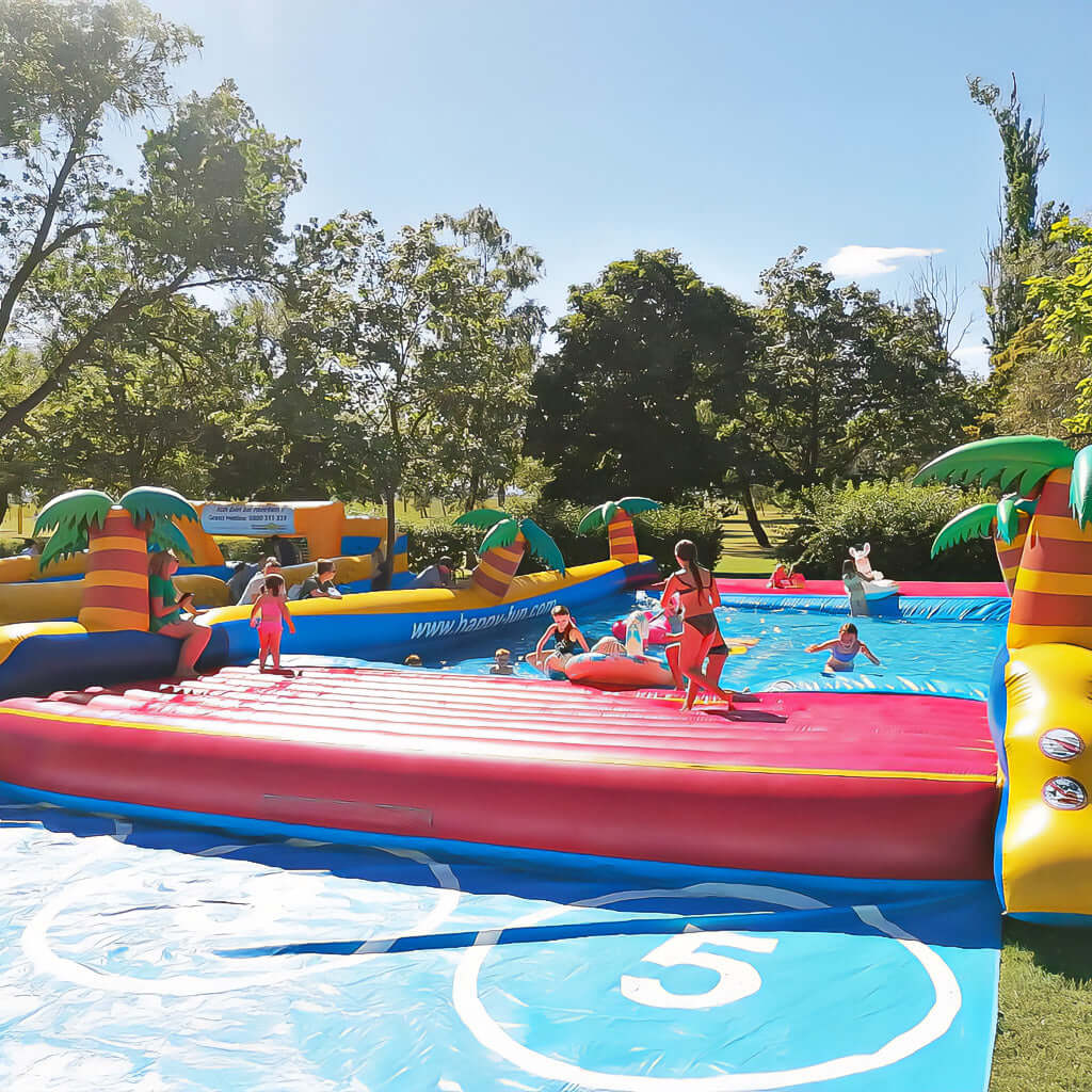 Ein aufblasbares Wasserbecken mit vielen Kindern.