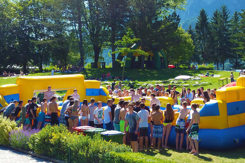 Viele Menschen bei einem Riesenwuzzler-Turnier.