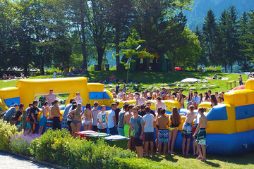 Viele Menschen bei einem Riesenwuzzler-Turnier.