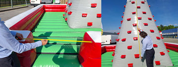 Ein Techniker überprüft eine Hüpfburg auf die Norm EN 14960