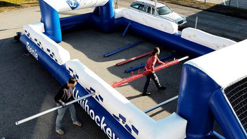 Ein Riesenwuzzler wird von zwei Männern aufgebaut.