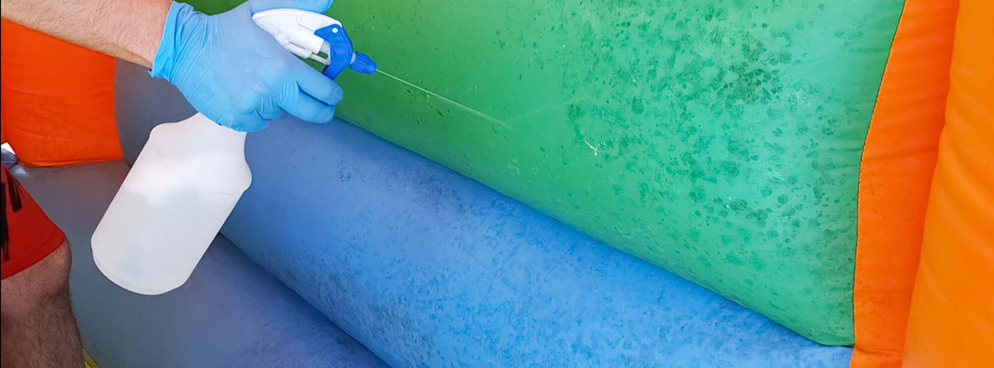 Schimmel von der Hüpfburg entfernen: So wird sie wieder sauber und sicher!