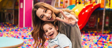 Frau und Kind spielen in einem Indoorspielplatz.
