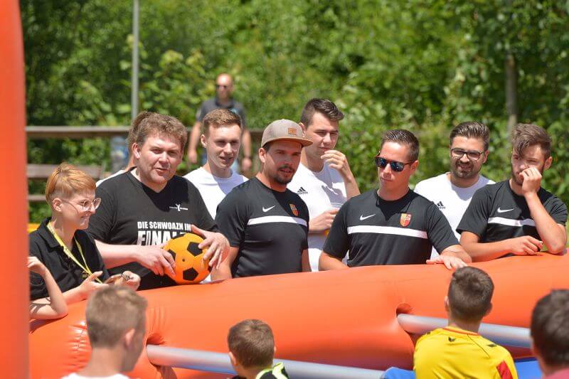 Dem Publikum werden die Riesenwuzzler-Spielregeln erklärt.