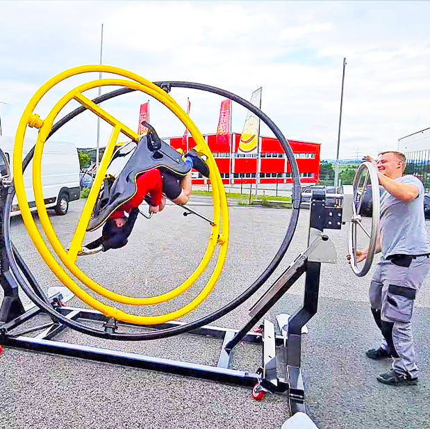 Ein Mann der eine Person in einem Aerotrim bewegt