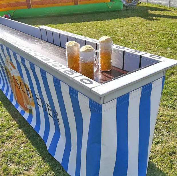 Aufstellbares Bierkrugschieben mit drei Bierglaeser.