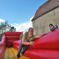 Mann in einem Bungee Run der versucht einen Wettkampf zu gewinnen. 