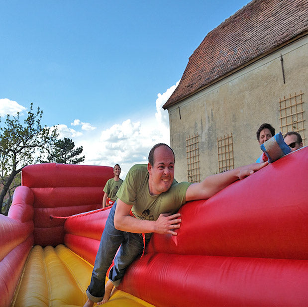 Mann in einem Bungee Run der versucht einen Wettkampf zu gewinnen. 