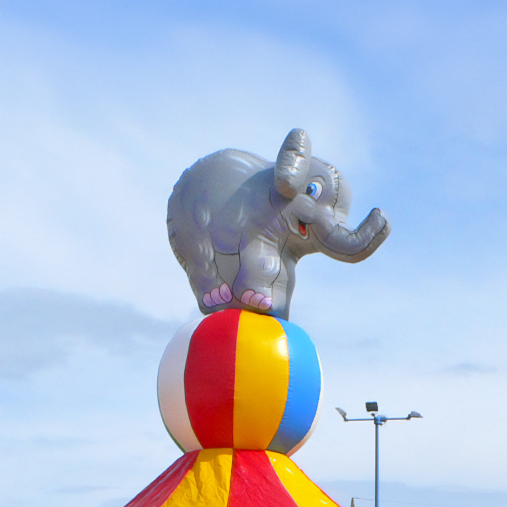 Aufblasbares Element Elefant auf Ball.