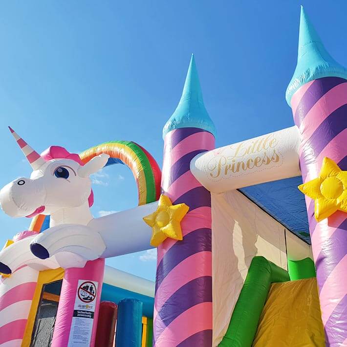 Gebrauchte Multiplay Hüpfburg Einhorn mit Rutsche 5,6 x 5,3 m - Buy used bouncy castle | Save up to -80%