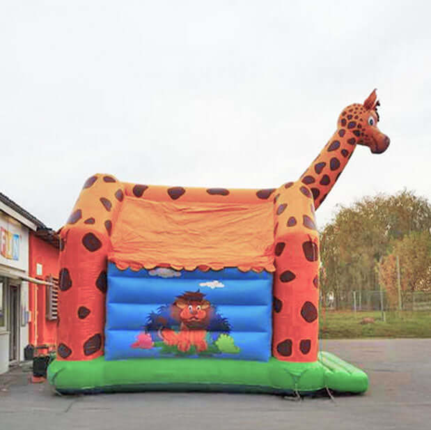 Aufblasbare Farbenfrohe Giraffen Huepfburg mit einem grossen 3D Giraffenkopf und einem Loewenbild an der Aussenwand