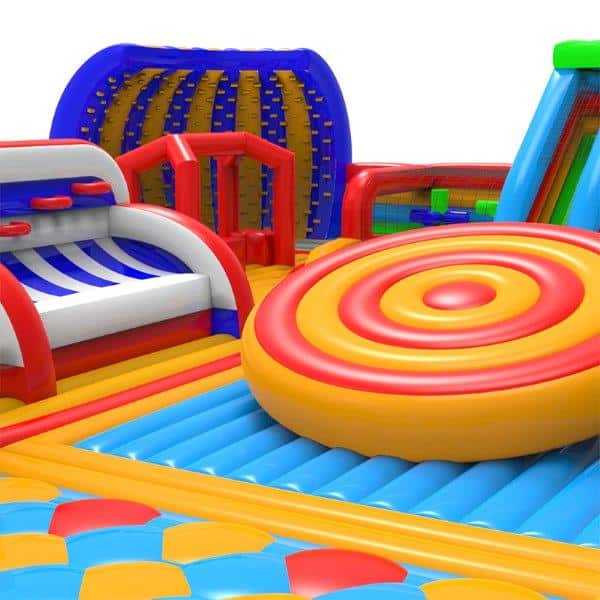 Kletterwand im Inneren eines Indoorspielplatzes