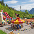 Karussell mit einer grossen Maus auf der Spitze bei einer Veranstaltung.