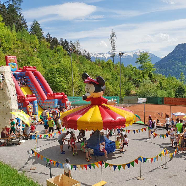 Karussell mit einer grossen Maus auf der Spitze bei einer Veranstaltung.