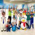 Viele Kinder mit Eislaufschuhen. 