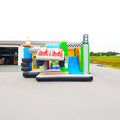 Auto Rennbahn Huepfburg mit 3D Elementen und einer Rutsche vor einer Halle 