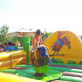 Junges Mädchen reitet auf einen Bullriding Stier. 