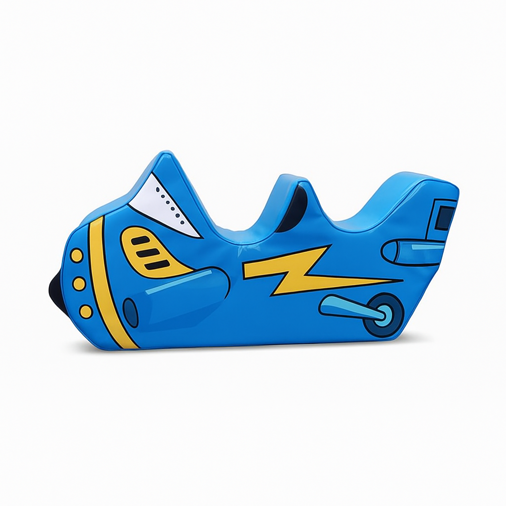 Kindgerechtes Softplay Element in Form eines blauen Flugzeugs mit gelbem Blitz, Propeller und lustigem Design aus PVC – ideal fuer fantasievolle Rollenspiele im Indoor-Spielbereich