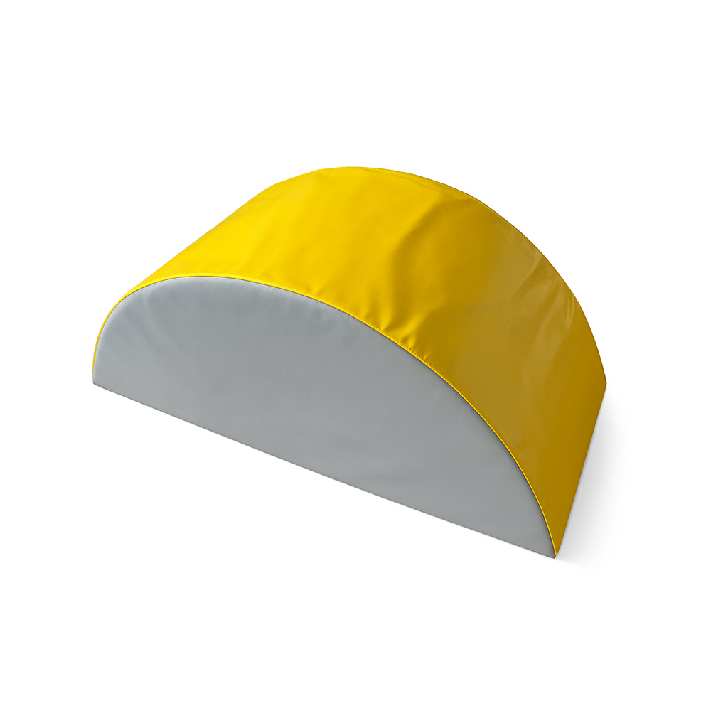 Weiches Softplay Element in Halbrollenform mit gelber Oberseite und grauer Unterseite aus PVC, ideal fuer motorische Uebungen und Spielbereiche im Kindergarten oder Indoor-Spielplatz
