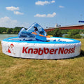 Surf-Simulator mit einem Fallbecken das gebrandet wurde.