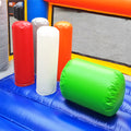 Aufblasbare Spielhindernisse in einer Hüpfburg.