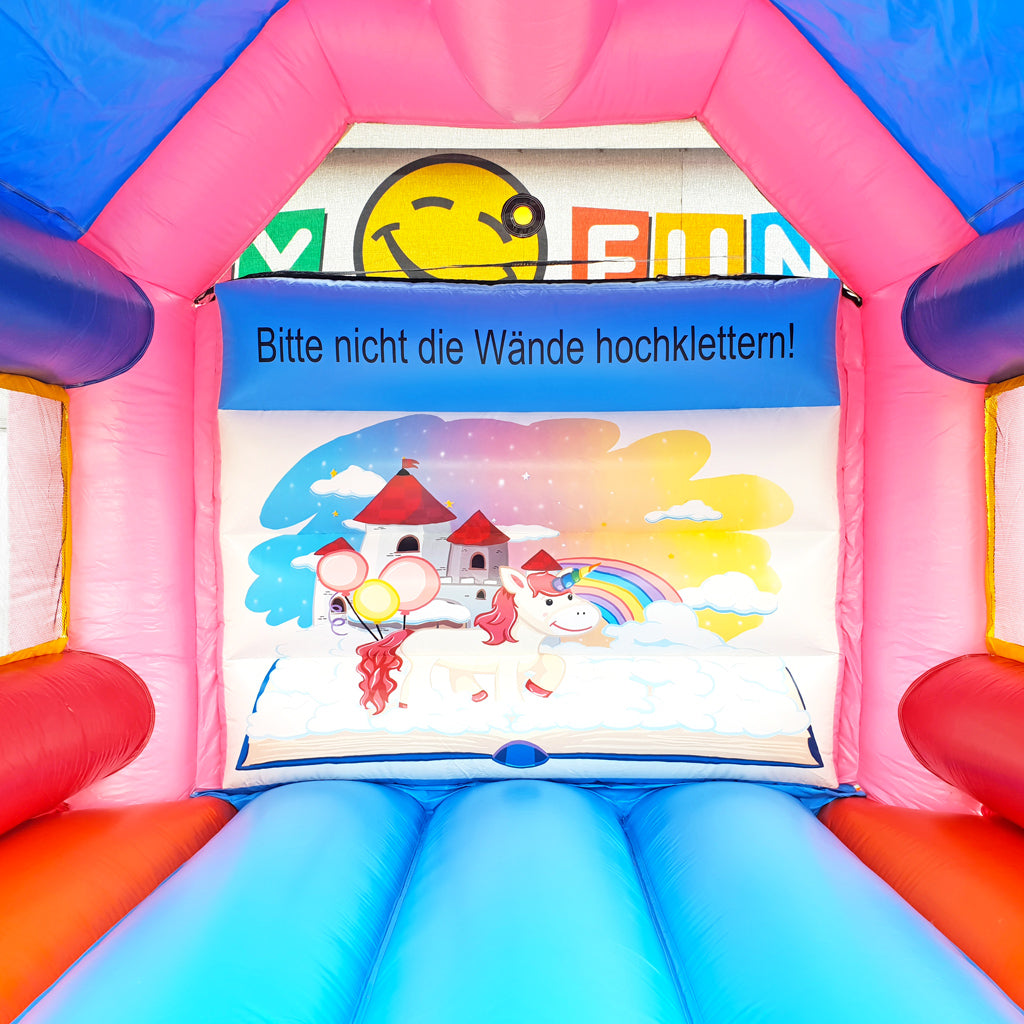 Schöner Digitaldruck mit einem Märchenhaften Schloss einem Einhorn in einer Wolkenlandschaft.