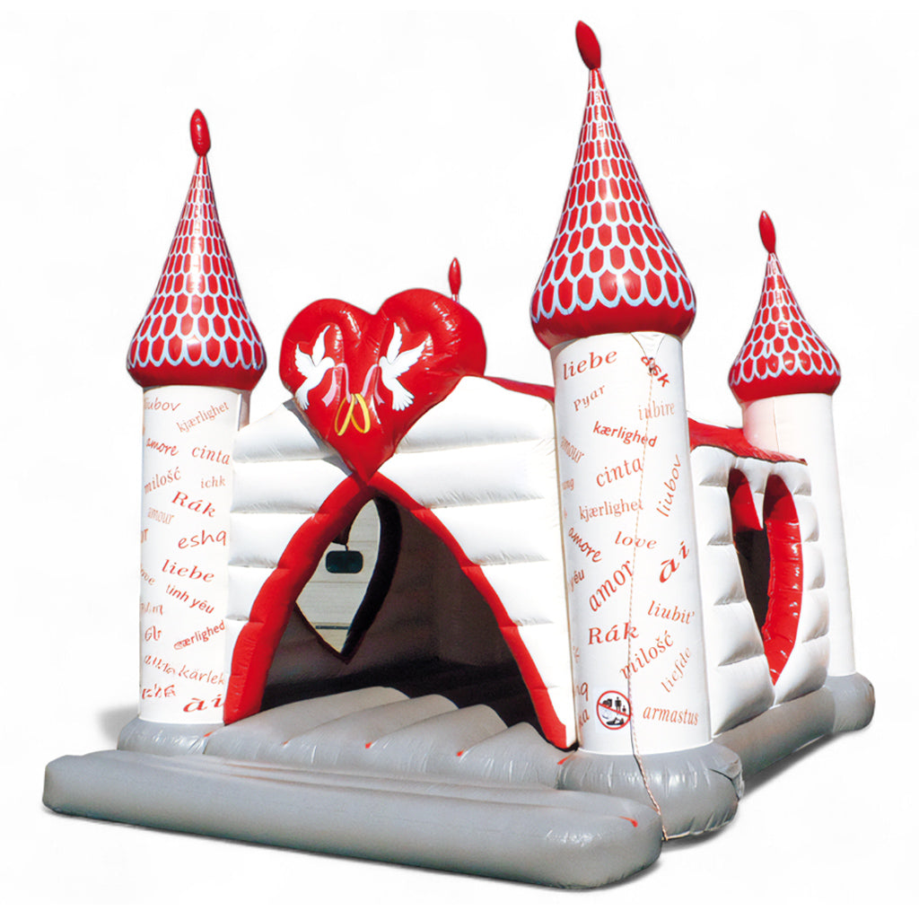 Hüpfburg als Hochzeit Motiv, mit Herzen, Tauben und das Wort Liebe, amor, in vielen Sprachen.