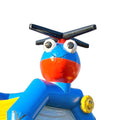Aufblasbares Element auf Dach in Blau und Rot, ein Hubschrauber.