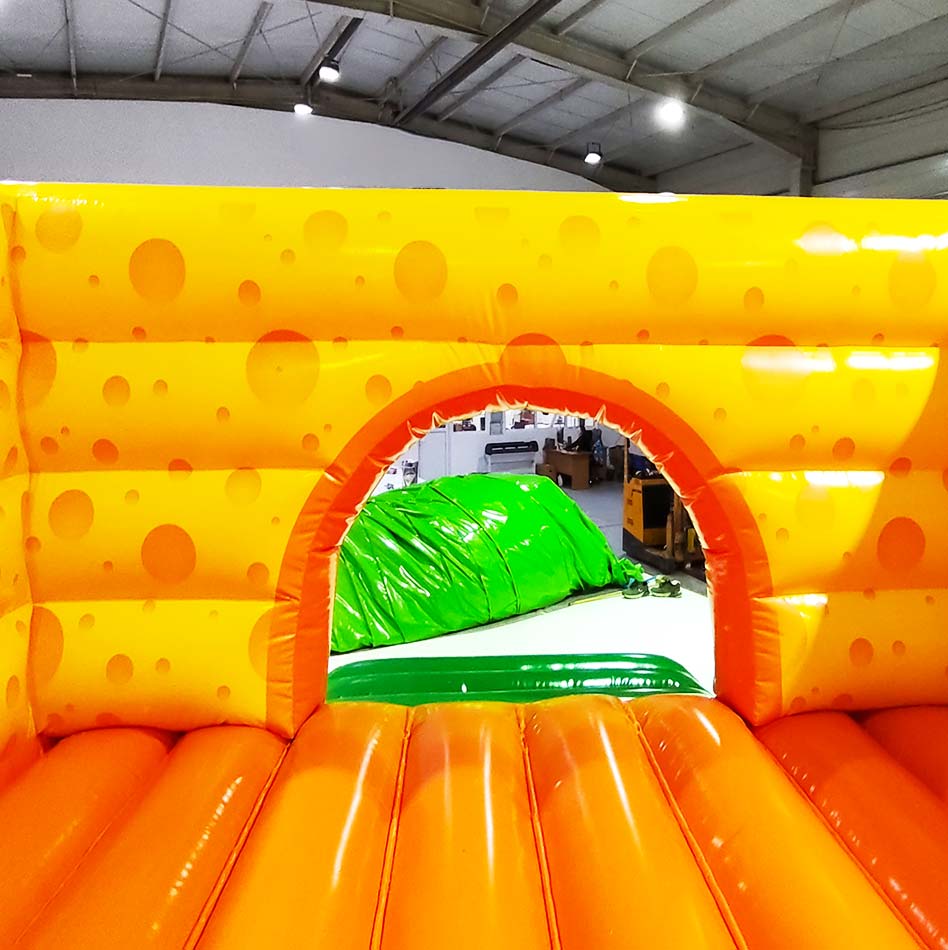Hüpfburg Käse - Milchprodukt - Aufblasbare Werbung direkt vom Hersteller | Happy-Fun