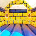 Blaue Sprungfläche, aufblasbare Wände in Burgmauer Optik.