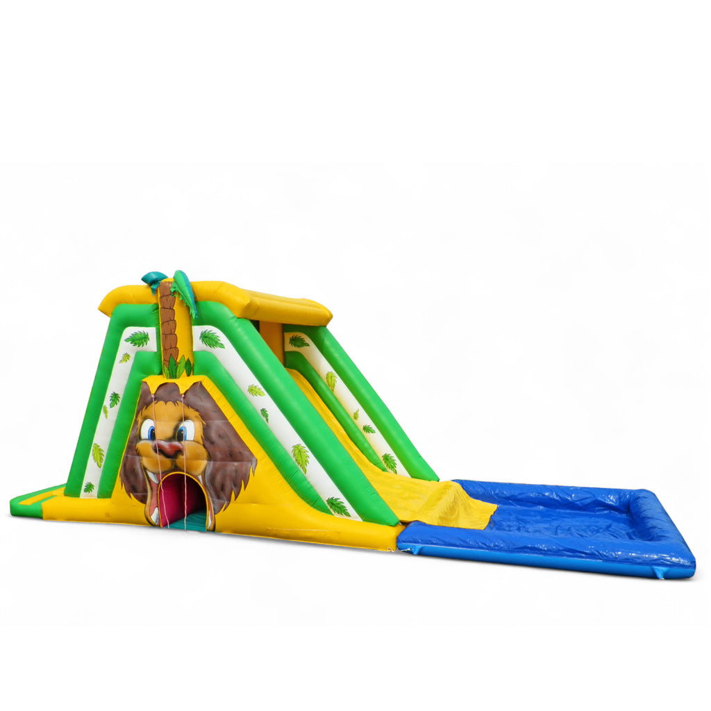 Bunte aufblasbare Wasserrutsche mit Löwenkopf und Poolbereich im Dschungel-Design