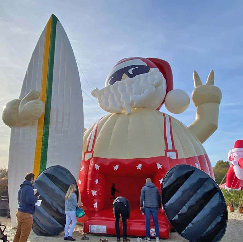 Hüpfburg Weihnachtsmann mit Surfbrett - Individuelle Hüpfburg Sonderanfertigung - jetzt anfertigen lassen